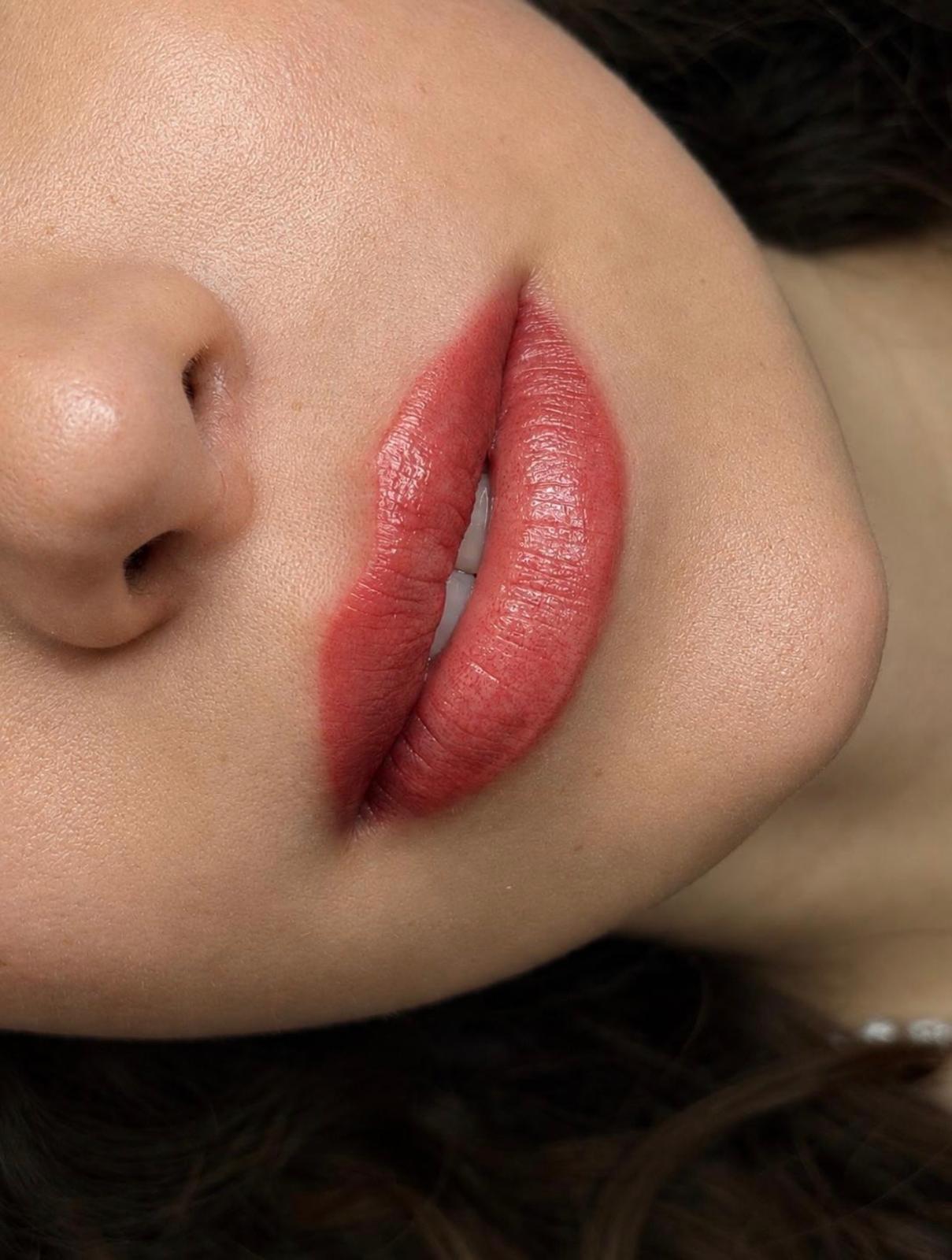 Resultado real de micropigmentación de labios efecto natural