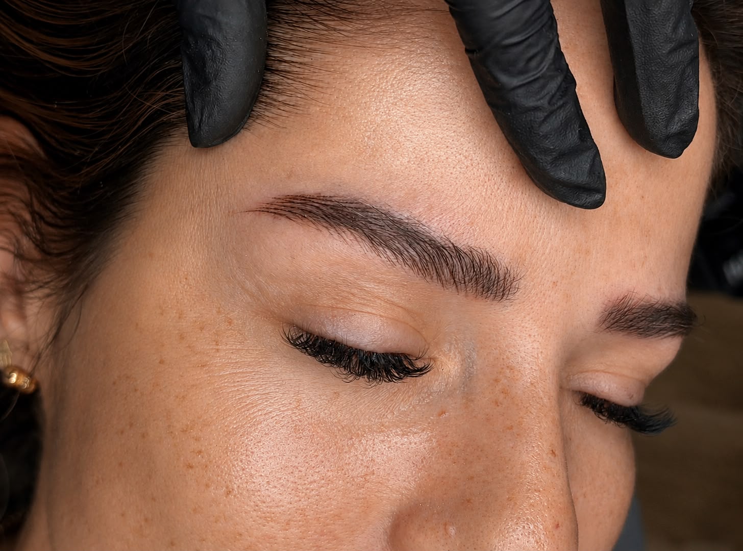 Resultado de micropigmentación hiperrealista de cejas en Madrid