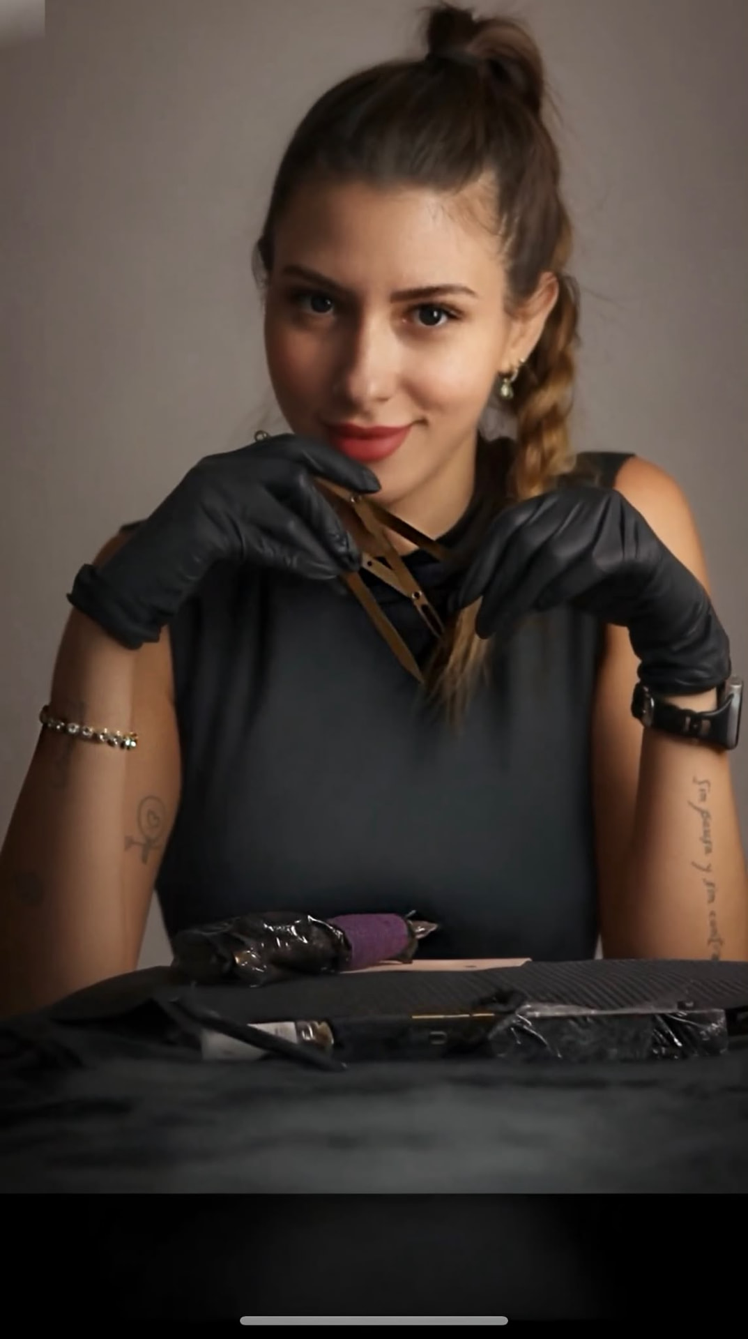 Arianna Tovar, especialista en micropigmentación en Madrid, en su centro ArishaEstetic