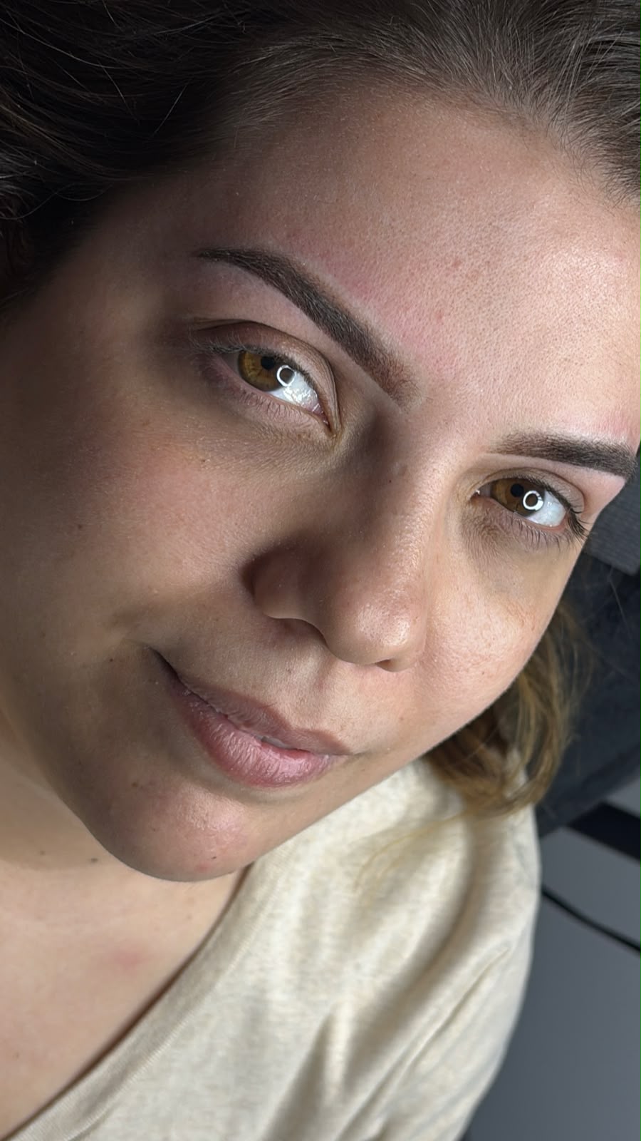 Resultado real de micropigmentación de cejas efecto polvo en Madrid