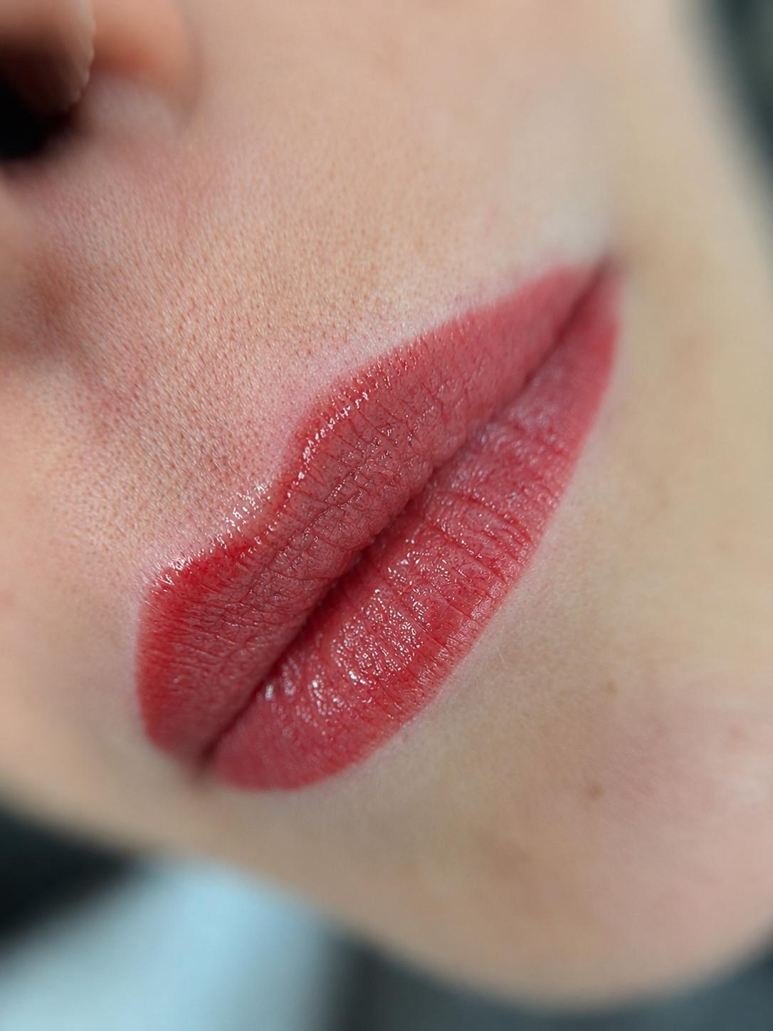Resultado real de micropigmentación de labios full color