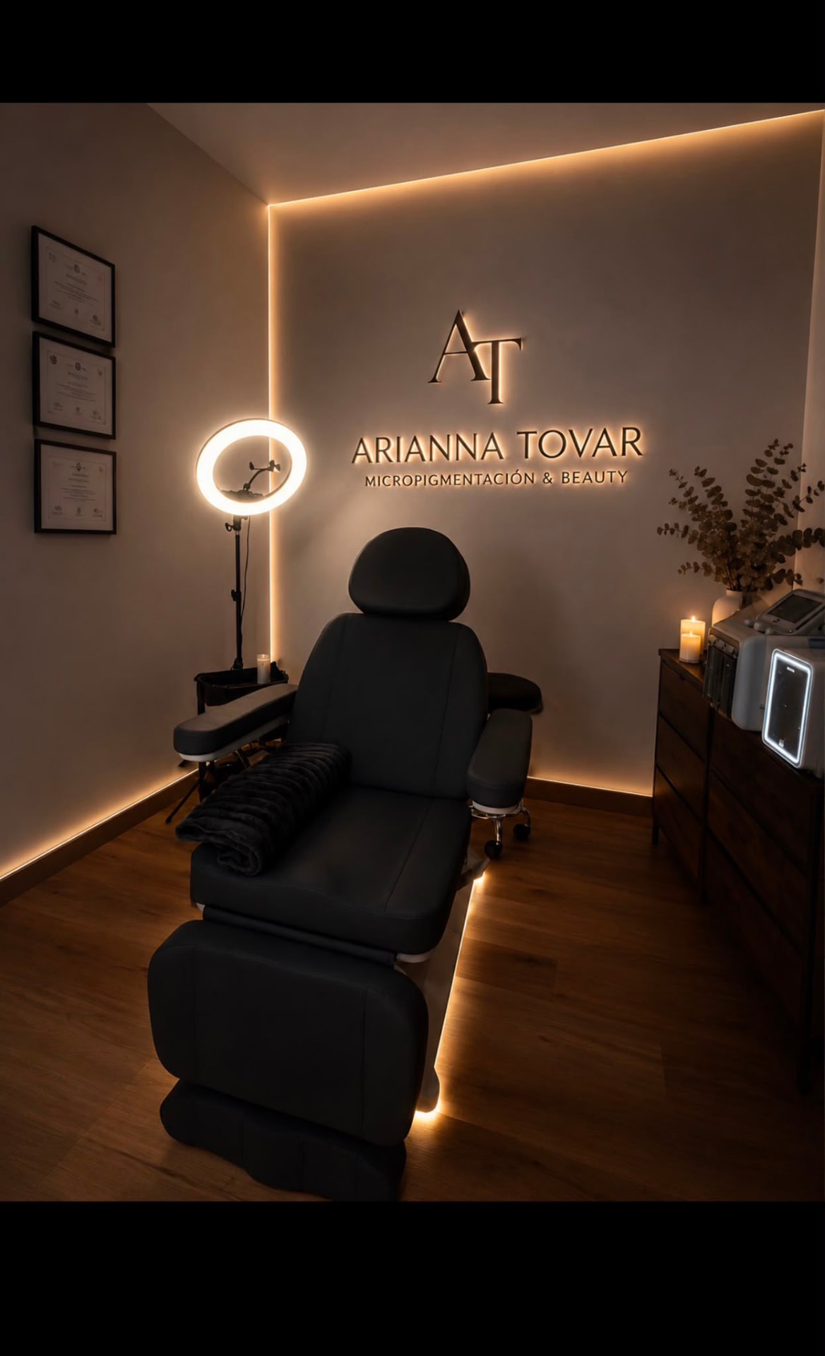 Estudio de formación de ArishaEstetic en Madrid con cabina de micropigmentación y luz cálida